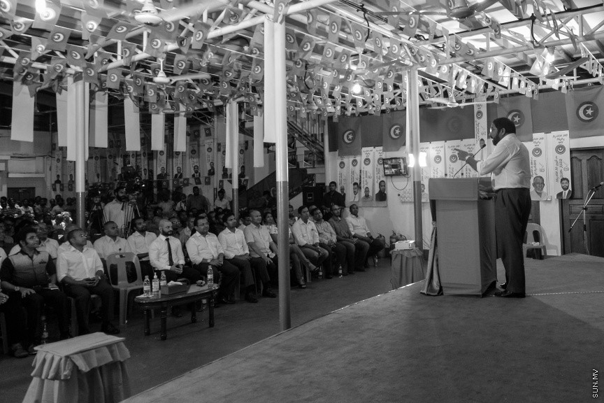 24 މާޗް 2017: ސަރުކާރާ އިދިކޮޅު ޕާޓީތައް ގުޅިގެން ޖޭޕީގެ މައި ޖަގަހަ، މ. ކުނޫޒު ގައި ބޭއްވި ޖަލްސާގެ ތެރެއިން---ސަން ފޮޓޯ/ މުހައްމަދު އަފްރާހް 