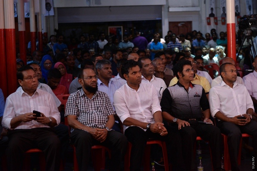 24 މާޗް 2017: ސަރުކާރާ އިދިކޮޅު ޕާޓީތައް ގުޅިގެން ޖޭޕީގެ މައި ޖަގަހަ، މ. ކުނޫޒު ގައި ބޭއްވި ޖަލްސާގެ ތެރެއިން---ސަން ފޮޓޯ/ މުހައްމަދު އަފްރާހް 