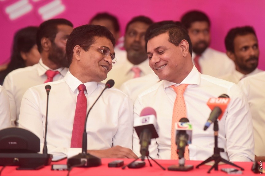 25 މާޗް 2017: މަސީހާ އެކު ޕީޕީއެމް އެމްޑީއޭ، ޕީޖީ މެމްބަރުން:  މަޖިލީހުގެ ރައީސް އަބްދުﷲ މަސީހްގެ އިތުބާރުނެތް ކަމުގެ ވޯޓް ނަގަން އުޅޭތީ ސާޅީސް އެއް މެމްބަރުންނާއެކު ޕީޕީއެމް އެމްޑީއޭ ކޯލިޝަނުން ބޭއްވި ނޫސްވެރިންގެ ބައްދަލުވުމުގެ ތެރެއިން---ސަން ފޮޓޯ/ މުހައްމަދު އަފްރާހް