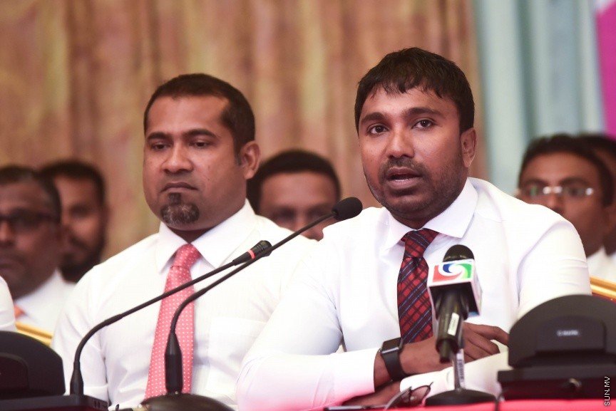 25 މާޗް 2017: މަސީހާ އެކު ޕީޕީއެމް އެމްޑީއޭ، ޕީޖީ މެމްބަރުން:  މަޖިލީހުގެ ރައީސް އަބްދުﷲ މަސީހްގެ އިތުބާރުނެތް ކަމުގެ ވޯޓް ނަގަން އުޅޭތީ ސާޅީސް އެއް މެމްބަރުންނާއެކު ޕީޕީއެމް އެމްޑީއޭ ކޯލިޝަނުން ބޭއްވި ނޫސްވެރިންގެ ބައްދަލުވުމުގެ ތެރެއިން---ސަން ފޮޓޯ/ މުހައްމަދު އަފްރާހް
