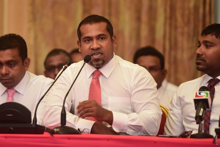 25 މާޗް 2017: މަސީހާ އެކު ޕީޕީއެމް އެމްޑީއޭ، ޕީޖީ މެމްބަރުން:  މަޖިލީހުގެ ރައީސް އަބްދުﷲ މަސީހްގެ އިތުބާރުނެތް ކަމުގެ ވޯޓް ނަގަން އުޅޭތީ ސާޅީސް އެއް މެމްބަރުންނާއެކު ޕީޕީއެމް އެމްޑީއޭ ކޯލިޝަނުން ބޭއްވި ނޫސްވެރިންގެ ބައްދަލުވުމުގެ ތެރެއިން---ސަން ފޮޓޯ/ މުހައްމަދު އަފްރާހް