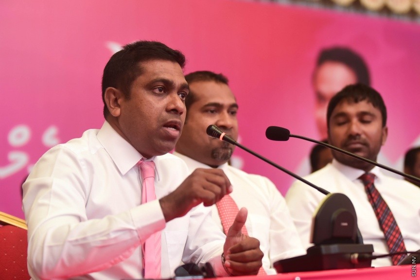 25 މާޗް 2017: މަސީހާ އެކު ޕީޕީއެމް އެމްޑީއޭ، ޕީޖީ މެމްބަރުން:  މަޖިލީހުގެ ރައީސް އަބްދުﷲ މަސީހްގެ އިތުބާރުނެތް ކަމުގެ ވޯޓް ނަގަން އުޅޭތީ ސާޅީސް އެއް މެމްބަރުންނާއެކު ޕީޕީއެމް އެމްޑީއޭ ކޯލިޝަނުން ބޭއްވި ނޫސްވެރިންގެ ބައްދަލުވުމުގެ ތެރެއިން---ސަން ފޮޓޯ/ މުހައްމަދު އަފްރާހް