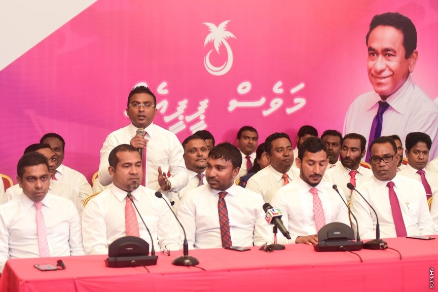 25 މާޗް 2017: މަސީހާ އެކު ޕީޕީއެމް އެމްޑީއޭ، ޕީޖީ މެމްބަރުން:  މަޖިލީހުގެ ރައީސް އަބްދުﷲ މަސީހްގެ އިތުބާރުނެތް ކަމުގެ ވޯޓް ނަގަން އުޅޭތީ ސާޅީސް އެއް މެމްބަރުންނާއެކު ޕީޕީއެމް އެމްޑީއޭ ކޯލިޝަނުން ބޭއްވި ނޫސްވެރިންގެ ބައްދަލުވުމުގެ ތެރެއިން---ސަން ފޮޓޯ/ މުހައްމަދު އަފްރާހް