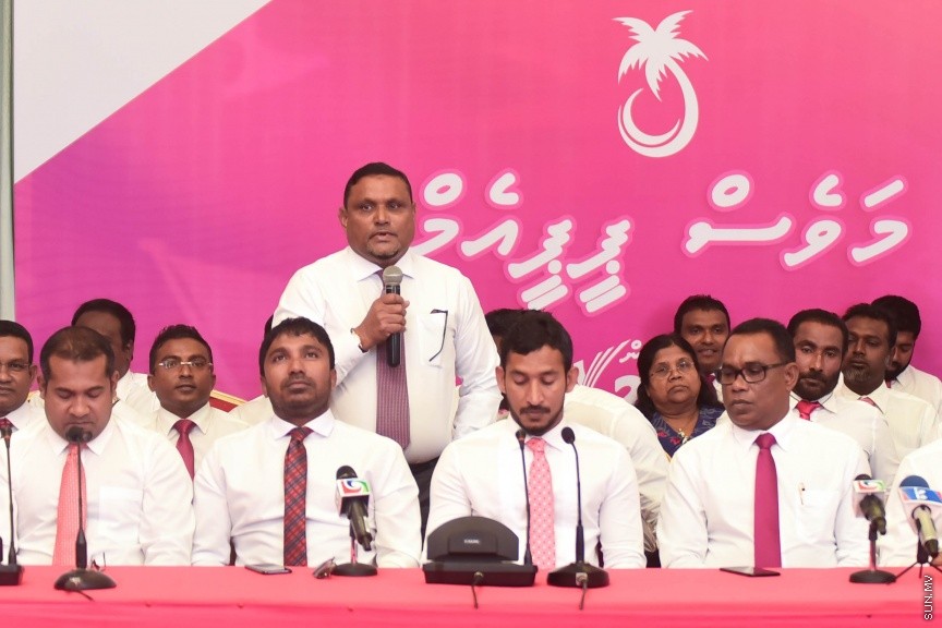 25 މާޗް 2017: މަސީހާ އެކު ޕީޕީއެމް އެމްޑީއޭ، ޕީޖީ މެމްބަރުން:  މަޖިލީހުގެ ރައީސް އަބްދުﷲ މަސީހްގެ އިތުބާރުނެތް ކަމުގެ ވޯޓް ނަގަން އުޅޭތީ ސާޅީސް އެއް މެމްބަރުންނާއެކު ޕީޕީއެމް އެމްޑީއޭ ކޯލިޝަނުން ބޭއްވި ނޫސްވެރިންގެ ބައްދަލުވުމުގެ ތެރެއިން---ސަން ފޮޓޯ/ މުހައްމަދު އަފްރާހް