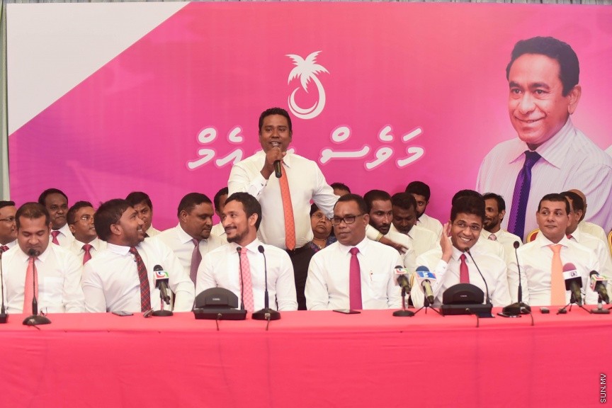 25 މާޗް 2017: މަސީހާ އެކު ޕީޕީއެމް އެމްޑީއޭ، ޕީޖީ މެމްބަރުން:  މަޖިލީހުގެ ރައީސް އަބްދުﷲ މަސީހްގެ އިތުބާރުނެތް ކަމުގެ ވޯޓް ނަގަން އުޅޭތީ ސާޅީސް އެއް މެމްބަރުންނާއެކު ޕީޕީއެމް އެމްޑީއޭ ކޯލިޝަނުން ބޭއްވި ނޫސްވެރިންގެ ބައްދަލުވުމުގެ ތެރެއިން---ސަން ފޮޓޯ/ މުހައްމަދު އަފްރާހް