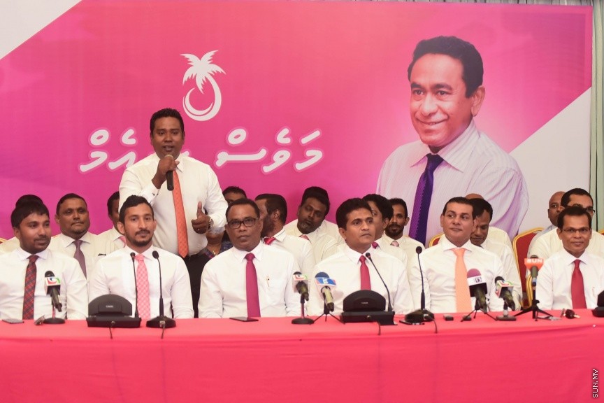 25 މާޗް 2017: މަސީހާ އެކު ޕީޕީއެމް އެމްޑީއޭ، ޕީޖީ މެމްބަރުން:  މަޖިލީހުގެ ރައީސް އަބްދުﷲ މަސީހްގެ އިތުބާރުނެތް ކަމުގެ ވޯޓް ނަގަން އުޅޭތީ ސާޅީސް އެއް މެމްބަރުންނާއެކު ޕީޕީއެމް އެމްޑީއޭ ކޯލިޝަނުން ބޭއްވި ނޫސްވެރިންގެ ބައްދަލުވުމުގެ ތެރެއިން---ސަން ފޮޓޯ/ މުހައްމަދު އަފްރާހް