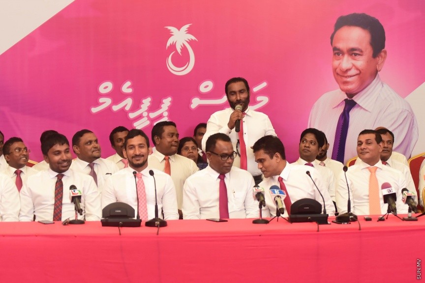 25 މާޗް 2017: މަސީހާ އެކު ޕީޕީއެމް އެމްޑީއޭ، ޕީޖީ މެމްބަރުން:  މަޖިލީހުގެ ރައީސް އަބްދުﷲ މަސީހްގެ އިތުބާރުނެތް ކަމުގެ ވޯޓް ނަގަން އުޅޭތީ ސާޅީސް އެއް މެމްބަރުންނާއެކު ޕީޕީއެމް އެމްޑީއޭ ކޯލިޝަނުން ބޭއްވި ނޫސްވެރިންގެ ބައްދަލުވުމުގެ ތެރެއިން---ސަން ފޮޓޯ/ މުހައްމަދު އަފްރާހް