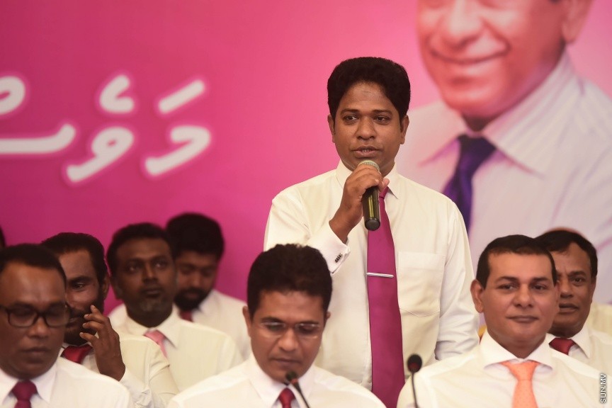 25 މާޗް 2017: މަސީހާ އެކު ޕީޕީއެމް އެމްޑީއޭ، ޕީޖީ މެމްބަރުން:  މަޖިލީހުގެ ރައީސް އަބްދުﷲ މަސީހްގެ އިތުބާރުނެތް ކަމުގެ ވޯޓް ނަގަން އުޅޭތީ ސާޅީސް އެއް މެމްބަރުންނާއެކު ޕީޕީއެމް އެމްޑީއޭ ކޯލިޝަނުން ބޭއްވި ނޫސްވެރިންގެ ބައްދަލުވުމުގެ ތެރެއިން---ސަން ފޮޓޯ/ މުހައްމަދު އަފްރާހް
