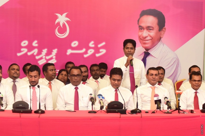 25 މާޗް 2017: މަސީހާ އެކު ޕީޕީއެމް އެމްޑީއޭ، ޕީޖީ މެމްބަރުން:  މަޖިލީހުގެ ރައީސް އަބްދުﷲ މަސީހްގެ އިތުބާރުނެތް ކަމުގެ ވޯޓް ނަގަން އުޅޭތީ ސާޅީސް އެއް މެމްބަރުންނާއެކު ޕީޕީއެމް އެމްޑީއޭ ކޯލިޝަނުން ބޭއްވި ނޫސްވެރިންގެ ބައްދަލުވުމުގެ ތެރެއިން---ސަން ފޮޓޯ/ މުހައްމަދު އަފްރާހް