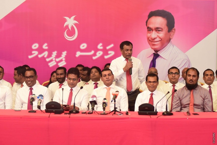 25 މާޗް 2017: މަސީހާ އެކު ޕީޕީއެމް އެމްޑީއޭ، ޕީޖީ މެމްބަރުން:  މަޖިލީހުގެ ރައީސް އަބްދުﷲ މަސީހްގެ އިތުބާރުނެތް ކަމުގެ ވޯޓް ނަގަން އުޅޭތީ ސާޅީސް އެއް މެމްބަރުންނާއެކު ޕީޕީއެމް އެމްޑީއޭ ކޯލިޝަނުން ބޭއްވި ނޫސްވެރިންގެ ބައްދަލުވުމުގެ ތެރެއިން---ސަން ފޮޓޯ/ މުހައްމަދު އަފްރާހް
