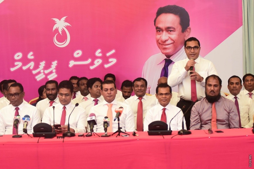 25 މާޗް 2017: މަސީހާ އެކު ޕީޕީއެމް އެމްޑީއޭ، ޕީޖީ މެމްބަރުން:  މަޖިލީހުގެ ރައީސް އަބްދުﷲ މަސީހްގެ އިތުބާރުނެތް ކަމުގެ ވޯޓް ނަގަން އުޅޭތީ ސާޅީސް އެއް މެމްބަރުންނާއެކު ޕީޕީއެމް އެމްޑީއޭ ކޯލިޝަނުން ބޭއްވި ނޫސްވެރިންގެ ބައްދަލުވުމުގެ ތެރެއިން---ސަން ފޮޓޯ/ މުހައްމަދު އަފްރާހް