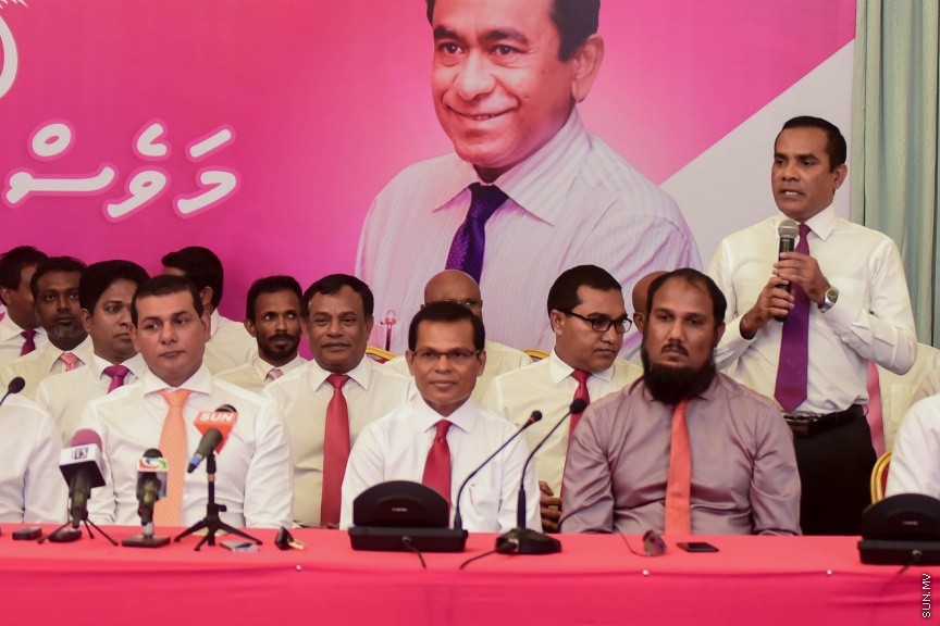 25 މާޗް 2017: މަސީހާ އެކު ޕީޕީއެމް އެމްޑީއޭ، ޕީޖީ މެމްބަރުން:  މަޖިލީހުގެ ރައީސް އަބްދުﷲ މަސީހްގެ އިތުބާރުނެތް ކަމުގެ ވޯޓް ނަގަން އުޅޭތީ ސާޅީސް އެއް މެމްބަރުންނާއެކު ޕީޕީއެމް އެމްޑީއޭ ކޯލިޝަނުން ބޭއްވި ނޫސްވެރިންގެ ބައްދަލުވުމުގެ ތެރެއިން---ސަން ފޮޓޯ/ މުހައްމަދު އަފްރާހް