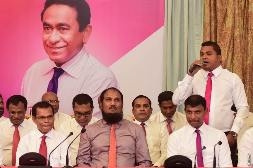 25 މާޗް 2017: މަސީހާ އެކު ޕީޕީއެމް އެމްޑީއޭ، ޕީޖީ މެމްބަރުން:  މަޖިލީހުގެ ރައީސް އަބްދުﷲ މަސީހްގެ އިތުބާރުނެތް ކަމުގެ ވޯޓް ނަގަން އުޅޭތީ ސާޅީސް އެއް މެމްބަރުންނާއެކު ޕީޕީއެމް އެމްޑީއޭ ކޯލިޝަނުން ބޭއްވި ނޫސްވެރިންގެ ބައްދަލުވުމުގެ ތެރެއިން---ސަން ފޮޓޯ/ މުހައްމަދު އަފްރާހް