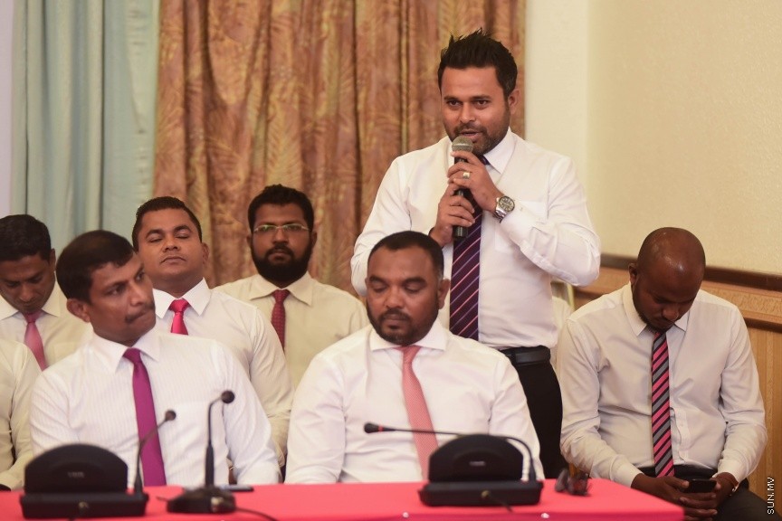 25 މާޗް 2017: މަސީހާ އެކު ޕީޕީއެމް އެމްޑީއޭ، ޕީޖީ މެމްބަރުން:  މަޖިލީހުގެ ރައީސް އަބްދުﷲ މަސީހްގެ އިތުބާރުނެތް ކަމުގެ ވޯޓް ނަގަން އުޅޭތީ ސާޅީސް އެއް މެމްބަރުންނާއެކު ޕީޕީއެމް އެމްޑީއޭ ކޯލިޝަނުން ބޭއްވި ނޫސްވެރިންގެ ބައްދަލުވުމުގެ ތެރެއިން---ސަން ފޮޓޯ/ މުހައްމަދު އަފްރާހް