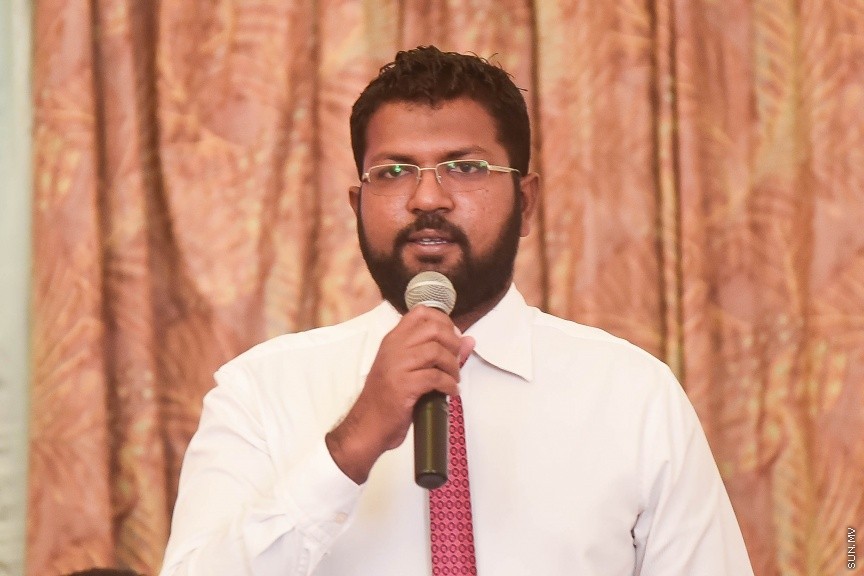 25 މާޗް 2017: މަސީހާ އެކު ޕީޕީއެމް އެމްޑީއޭ، ޕީޖީ މެމްބަރުން:  މަޖިލީހުގެ ރައީސް އަބްދުﷲ މަސީހްގެ އިތުބާރުނެތް ކަމުގެ ވޯޓް ނަގަން އުޅޭތީ ސާޅީސް އެއް މެމްބަރުންނާއެކު ޕީޕީއެމް އެމްޑީއޭ ކޯލިޝަނުން ބޭއްވި ނޫސްވެރިންގެ ބައްދަލުވުމުގެ ތެރެއިން---ސަން ފޮޓޯ/ މުހައްމަދު އަފްރާހް