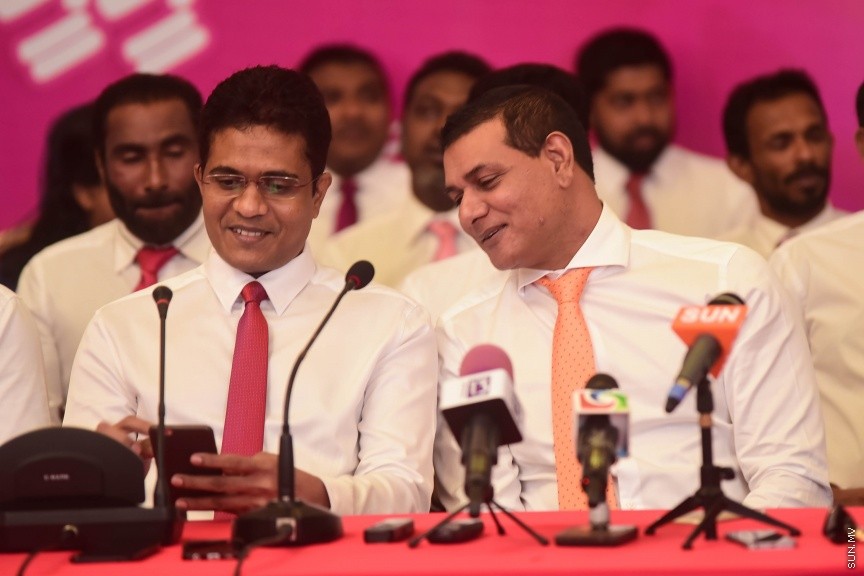 25 މާޗް 2017: މަސީހާ އެކު ޕީޕީއެމް އެމްޑީއޭ، ޕީޖީ މެމްބަރުން:  މަޖިލީހުގެ ރައީސް އަބްދުﷲ މަސީހްގެ އިތުބާރުނެތް ކަމުގެ ވޯޓް ނަގަން އުޅޭތީ ސާޅީސް އެއް މެމްބަރުންނާއެކު ޕީޕީއެމް އެމްޑީއޭ ކޯލިޝަނުން ބޭއްވި ނޫސްވެރިންގެ ބައްދަލުވުމުގެ ތެރެއިން---ސަން ފޮޓޯ/ މުހައްމަދު އަފްރާހް