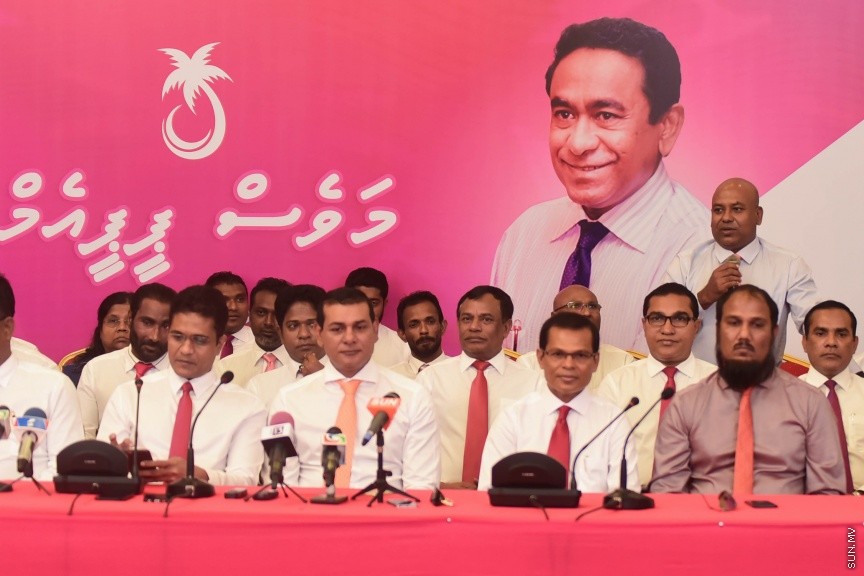 25 މާޗް 2017: މަސީހާ އެކު ޕީޕީއެމް އެމްޑީއޭ، ޕީޖީ މެމްބަރުން:  މަޖިލީހުގެ ރައީސް އަބްދުﷲ މަސީހްގެ އިތުބާރުނެތް ކަމުގެ ވޯޓް ނަގަން އުޅޭތީ ސާޅީސް އެއް މެމްބަރުންނާއެކު ޕީޕީއެމް އެމްޑީއޭ ކޯލިޝަނުން ބޭއްވި ނޫސްވެރިންގެ ބައްދަލުވުމުގެ ތެރެއިން---ސަން ފޮޓޯ/ މުހައްމަދު އަފްރާހް