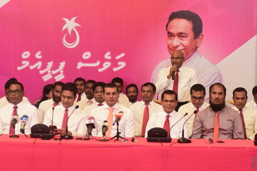 25 މާޗް 2017: މަސީހާ އެކު ޕީޕީއެމް އެމްޑީއޭ، ޕީޖީ މެމްބަރުން:  މަޖިލީހުގެ ރައީސް އަބްދުﷲ މަސީހްގެ އިތުބާރުނެތް ކަމުގެ ވޯޓް ނަގަން އުޅޭތީ ސާޅީސް އެއް މެމްބަރުންނާއެކު ޕީޕީއެމް އެމްޑީއޭ ކޯލިޝަނުން ބޭއްވި ނޫސްވެރިންގެ ބައްދަލުވުމުގެ ތެރެއިން---ސަން ފޮޓޯ/ މުހައްމަދު އަފްރާހް