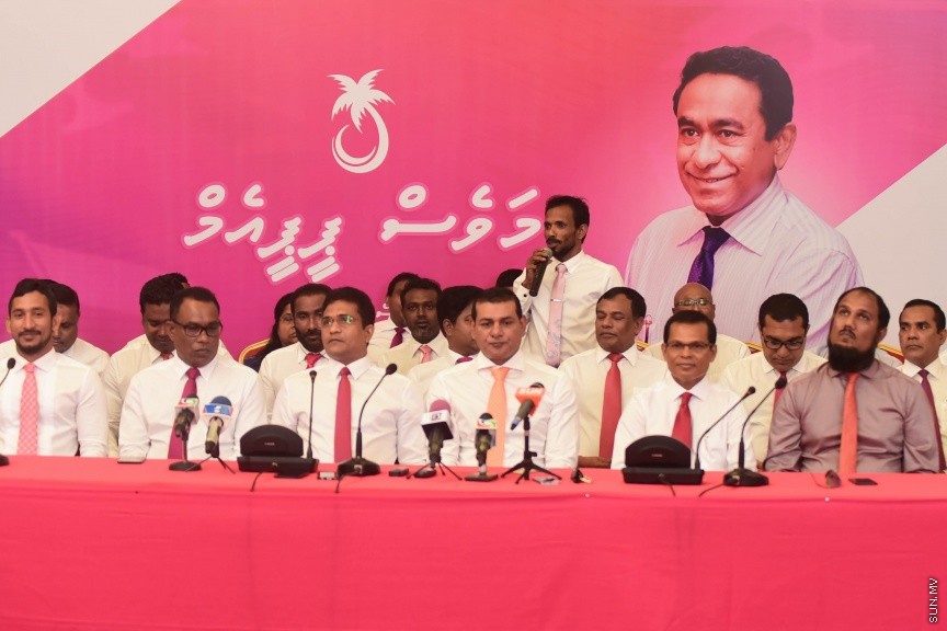 25 މާޗް 2017: މަސީހާ އެކު ޕީޕީއެމް އެމްޑީއޭ، ޕީޖީ މެމްބަރުން:  މަޖިލީހުގެ ރައީސް އަބްދުﷲ މަސީހްގެ އިތުބާރުނެތް ކަމުގެ ވޯޓް ނަގަން އުޅޭތީ ސާޅީސް އެއް މެމްބަރުންނާއެކު ޕީޕީއެމް އެމްޑީއޭ ކޯލިޝަނުން ބޭއްވި ނޫސްވެރިންގެ ބައްދަލުވުމުގެ ތެރެއިން---ސަން ފޮޓޯ/ މުހައްމަދު އަފްރާހް