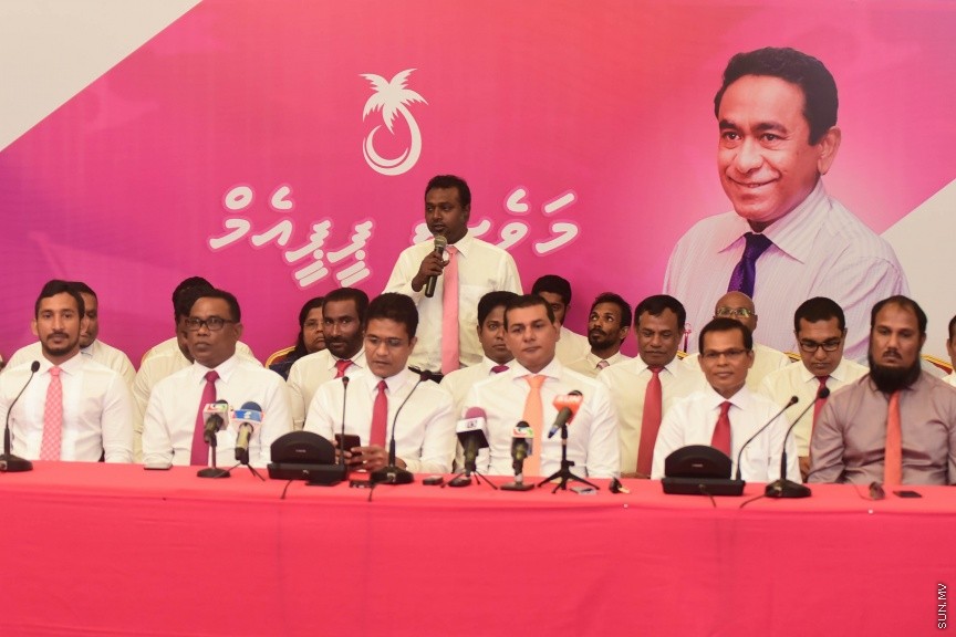 25 މާޗް 2017: މަސީހާ އެކު ޕީޕީއެމް އެމްޑީއޭ، ޕީޖީ މެމްބަރުން:  މަޖިލީހުގެ ރައީސް އަބްދުﷲ މަސީހްގެ އިތުބާރުނެތް ކަމުގެ ވޯޓް ނަގަން އުޅޭތީ ސާޅީސް އެއް މެމްބަރުންނާއެކު ޕީޕީއެމް އެމްޑީއޭ ކޯލިޝަނުން ބޭއްވި ނޫސްވެރިންގެ ބައްދަލުވުމުގެ ތެރެއިން---ސަން ފޮޓޯ/ މުހައްމަދު އަފްރާހް