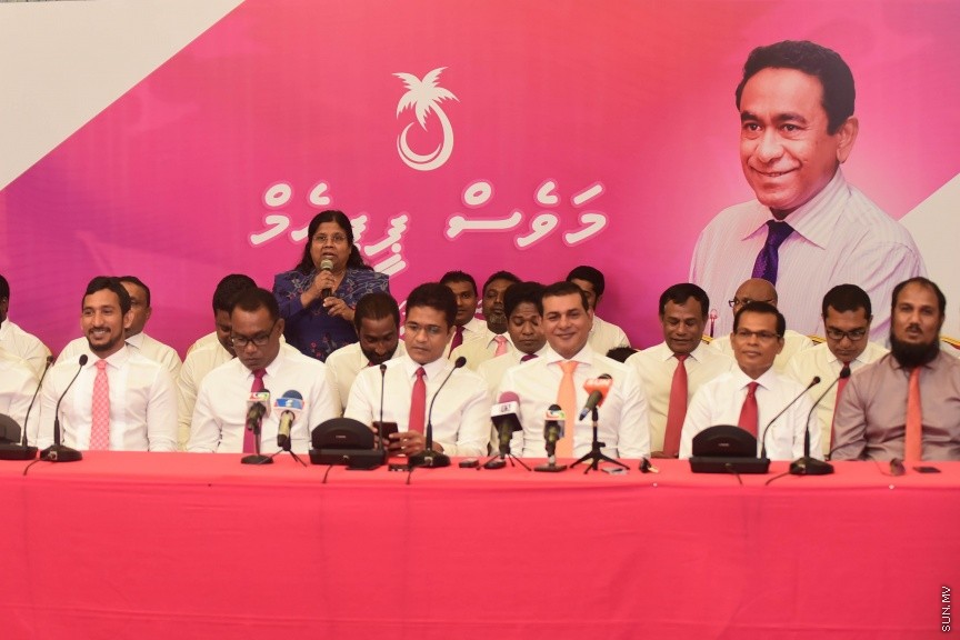 25 މާޗް 2017: މަސީހާ އެކު ޕީޕީއެމް އެމްޑީއޭ، ޕީޖީ މެމްބަރުން:  މަޖިލީހުގެ ރައީސް އަބްދުﷲ މަސީހްގެ އިތުބާރުނެތް ކަމުގެ ވޯޓް ނަގަން އުޅޭތީ ސާޅީސް އެއް މެމްބަރުންނާއެކު ޕީޕީއެމް އެމްޑީއޭ ކޯލިޝަނުން ބޭއްވި ނޫސްވެރިންގެ ބައްދަލުވުމުގެ ތެރެއިން---ސަން ފޮޓޯ/ މުހައްމަދު އަފްރާހް
