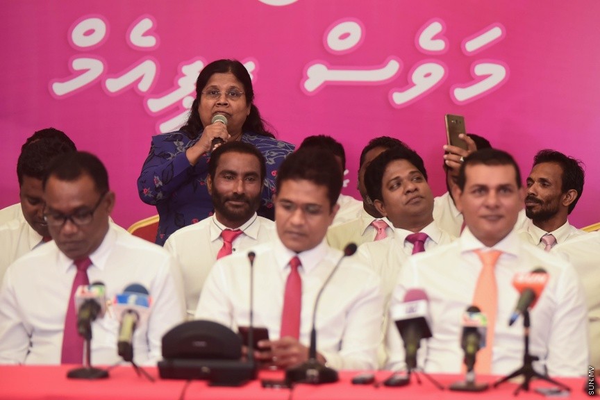 25 މާޗް 2017: މަސީހާ އެކު ޕީޕީއެމް އެމްޑީއޭ، ޕީޖީ މެމްބަރުން:  މަޖިލީހުގެ ރައީސް އަބްދުﷲ މަސީހްގެ އިތުބާރުނެތް ކަމުގެ ވޯޓް ނަގަން އުޅޭތީ ސާޅީސް އެއް މެމްބަރުންނާއެކު ޕީޕީއެމް އެމްޑީއޭ ކޯލިޝަނުން ބޭއްވި ނޫސްވެރިންގެ ބައްދަލުވުމުގެ ތެރެއިން---ސަން ފޮޓޯ/ މުހައްމަދު އަފްރާހް