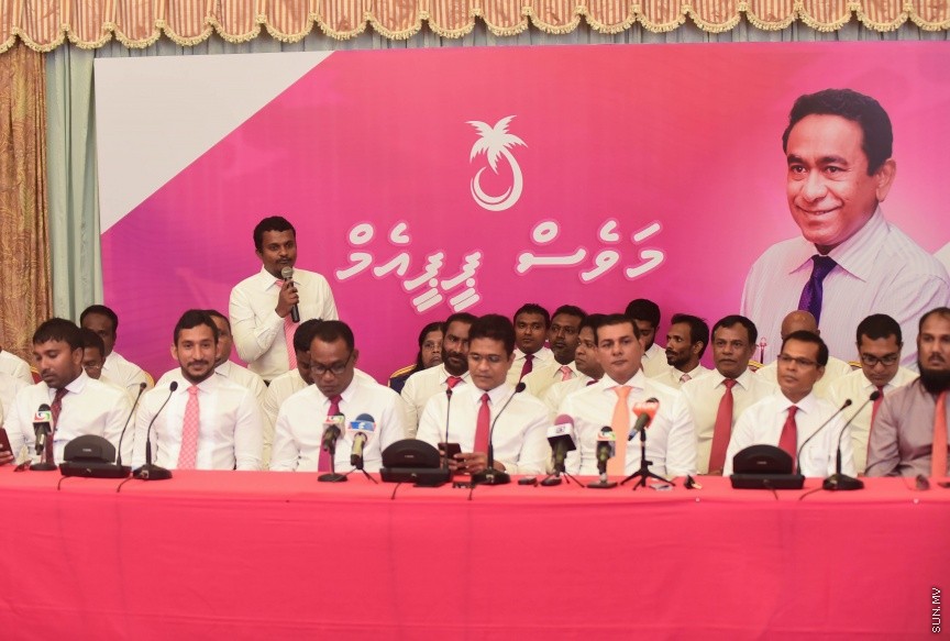 25 މާޗް 2017: މަސީހާ އެކު ޕީޕީއެމް އެމްޑީއޭ، ޕީޖީ މެމްބަރުން:  މަޖިލީހުގެ ރައީސް އަބްދުﷲ މަސީހްގެ އިތުބާރުނެތް ކަމުގެ ވޯޓް ނަގަން އުޅޭތީ ސާޅީސް އެއް މެމްބަރުންނާއެކު ޕީޕީއެމް އެމްޑީއޭ ކޯލިޝަނުން ބޭއްވި ނޫސްވެރިންގެ ބައްދަލުވުމުގެ ތެރެއިން---ސަން ފޮޓޯ/ މުހައްމަދު އަފްރާހް