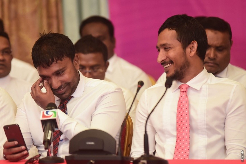 25 މާޗް 2017: މަސީހާ އެކު ޕީޕީއެމް އެމްޑީއޭ، ޕީޖީ މެމްބަރުން:  މަޖިލީހުގެ ރައީސް އަބްދުﷲ މަސީހްގެ އިތުބާރުނެތް ކަމުގެ ވޯޓް ނަގަން އުޅޭތީ ސާޅީސް އެއް މެމްބަރުންނާއެކު ޕީޕީއެމް އެމްޑީއޭ ކޯލިޝަނުން ބޭއްވި ނޫސްވެރިންގެ ބައްދަލުވުމުގެ ތެރެއިން---ސަން ފޮޓޯ/ މުހައްމަދު އަފްރާހް
