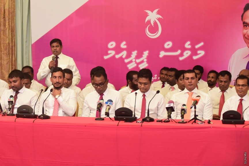 25 މާޗް 2017: މަސީހާ އެކު ޕީޕީއެމް އެމްޑީއޭ، ޕީޖީ މެމްބަރުން:  މަޖިލީހުގެ ރައީސް އަބްދުﷲ މަސީހްގެ އިތުބާރުނެތް ކަމުގެ ވޯޓް ނަގަން އުޅޭތީ ސާޅީސް އެއް މެމްބަރުންނާއެކު ޕީޕީއެމް އެމްޑީއޭ ކޯލިޝަނުން ބޭއްވި ނޫސްވެރިންގެ ބައްދަލުވުމުގެ ތެރެއިން---ސަން ފޮޓޯ/ މުހައްމަދު އަފްރާހް