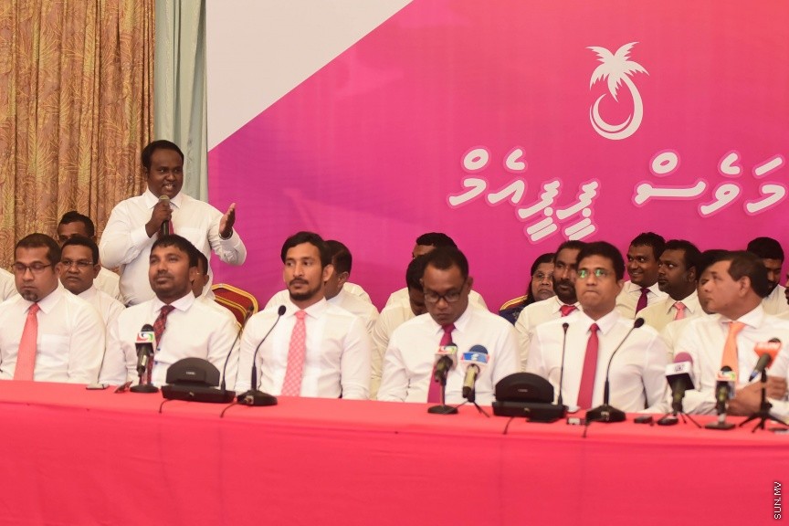 25 މާޗް 2017: މަސީހާ އެކު ޕީޕީއެމް އެމްޑީއޭ، ޕީޖީ މެމްބަރުން:  މަޖިލީހުގެ ރައީސް އަބްދުﷲ މަސީހްގެ އިތުބާރުނެތް ކަމުގެ ވޯޓް ނަގަން އުޅޭތީ ސާޅީސް އެއް މެމްބަރުންނާއެކު ޕީޕީއެމް އެމްޑީއޭ ކޯލިޝަނުން ބޭއްވި ނޫސްވެރިންގެ ބައްދަލުވުމުގެ ތެރެއިން---ސަން ފޮޓޯ/ މުހައްމަދު އަފްރާހް