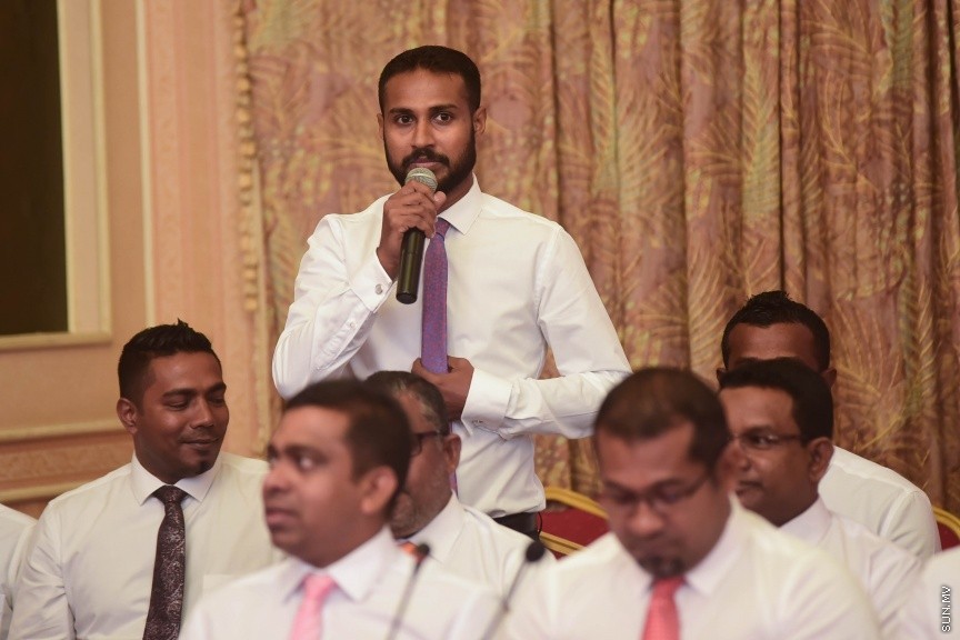 25 މާޗް 2017: މަސީހާ އެކު ޕީޕީއެމް އެމްޑީއޭ، ޕީޖީ މެމްބަރުން:  މަޖިލީހުގެ ރައީސް އަބްދުﷲ މަސީހްގެ އިތުބާރުނެތް ކަމުގެ ވޯޓް ނަގަން އުޅޭތީ ސާޅީސް އެއް މެމްބަރުންނާއެކު ޕީޕީއެމް އެމްޑީއޭ ކޯލިޝަނުން ބޭއްވި ނޫސްވެރިންގެ ބައްދަލުވުމުގެ ތެރެއިން---ސަން ފޮޓޯ/ މުހައްމަދު އަފްރާހް