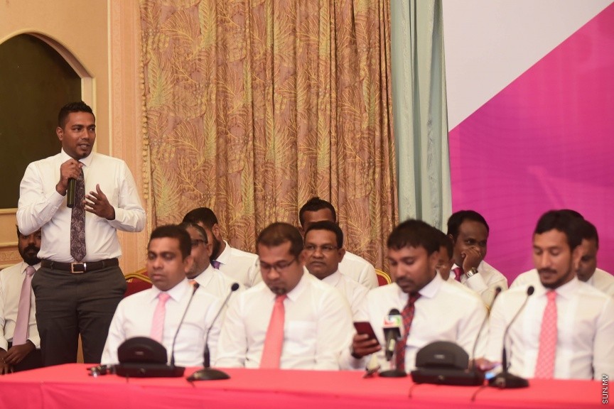 25 މާޗް 2017: މަސީހާ އެކު ޕީޕީއެމް އެމްޑީއޭ، ޕީޖީ މެމްބަރުން:  މަޖިލީހުގެ ރައީސް އަބްދުﷲ މަސީހްގެ އިތުބާރުނެތް ކަމުގެ ވޯޓް ނަގަން އުޅޭތީ ސާޅީސް އެއް މެމްބަރުންނާއެކު ޕީޕީއެމް އެމްޑީއޭ ކޯލިޝަނުން ބޭއްވި ނޫސްވެރިންގެ ބައްދަލުވުމުގެ ތެރެއިން---ސަން ފޮޓޯ/ މުހައްމަދު އަފްރާހް