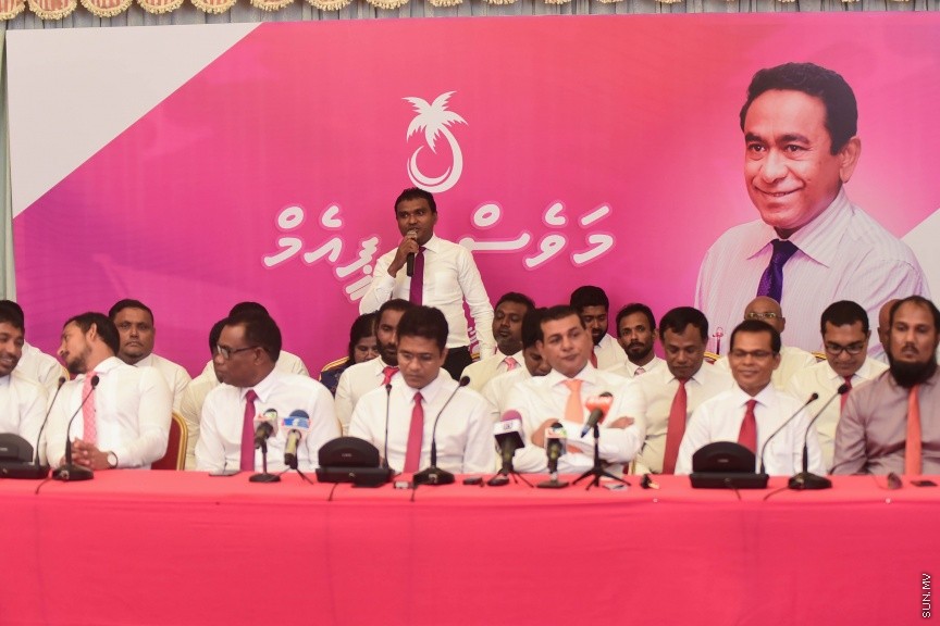 25 މާޗް 2017: މަސީހާ އެކު ޕީޕީއެމް އެމްޑީއޭ، ޕީޖީ މެމްބަރުން:  މަޖިލީހުގެ ރައީސް އަބްދުﷲ މަސީހްގެ އިތުބާރުނެތް ކަމުގެ ވޯޓް ނަގަން އުޅޭތީ ސާޅީސް އެއް މެމްބަރުންނާއެކު ޕީޕީއެމް އެމްޑީއޭ ކޯލިޝަނުން ބޭއްވި ނޫސްވެރިންގެ ބައްދަލުވުމުގެ ތެރެއިން---ސަން ފޮޓޯ/ މުހައްމަދު އަފްރާހް