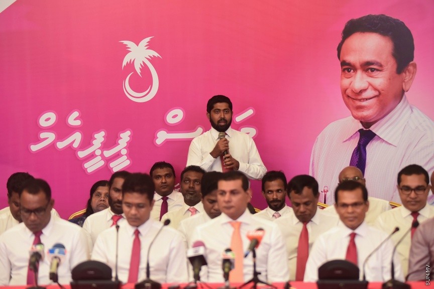 25 މާޗް 2017: މަސީހާ އެކު ޕީޕީއެމް އެމްޑީއޭ، ޕީޖީ މެމްބަރުން:  މަޖިލީހުގެ ރައީސް އަބްދުﷲ މަސީހްގެ އިތުބާރުނެތް ކަމުގެ ވޯޓް ނަގަން އުޅޭތީ ސާޅީސް އެއް މެމްބަރުންނާއެކު ޕީޕީއެމް އެމްޑީއޭ ކޯލިޝަނުން ބޭއްވި ނޫސްވެރިންގެ ބައްދަލުވުމުގެ ތެރެއިން---ސަން ފޮޓޯ/ މުހައްމަދު އަފްރާހް
