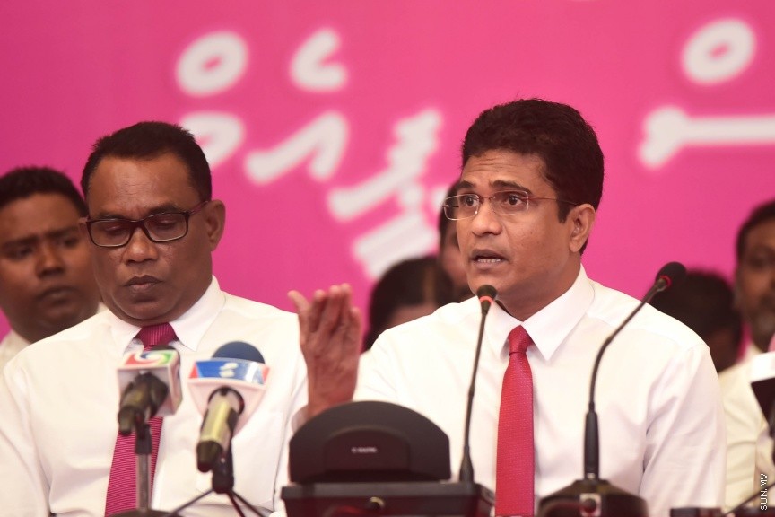 25 މާޗް 2017: މަސީހާ އެކު ޕީޕީއެމް އެމްޑީއޭ، ޕީޖީ މެމްބަރުން:  މަޖިލީހުގެ ރައީސް އަބްދުﷲ މަސީހްގެ އިތުބާރުނެތް ކަމުގެ ވޯޓް ނަގަން އުޅޭތީ ސާޅީސް އެއް މެމްބަރުންނާއެކު ޕީޕީއެމް އެމްޑީއޭ ކޯލިޝަނުން ބޭއްވި ނޫސްވެރިންގެ ބައްދަލުވުމުގެ ތެރެއިން---ސަން ފޮޓޯ/ މުހައްމަދު އަފްރާހް