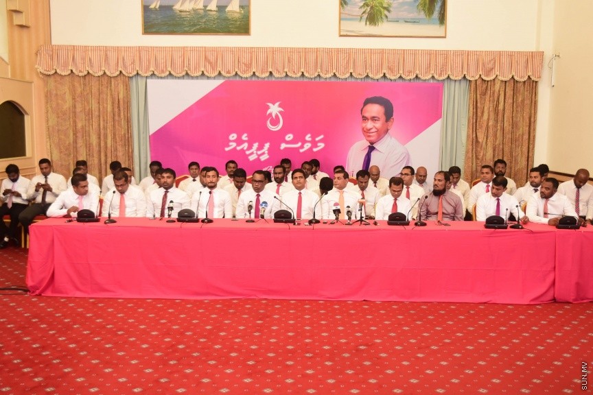 25 މާޗް 2017: މަސީހާ އެކު ޕީޕީއެމް އެމްޑީއޭ، ޕީޖީ މެމްބަރުން:  މަޖިލީހުގެ ރައީސް އަބްދުﷲ މަސީހްގެ އިތުބާރުނެތް ކަމުގެ ވޯޓް ނަގަން އުޅޭތީ ސާޅީސް އެއް މެމްބަރުންނާއެކު ޕީޕީއެމް އެމްޑީއޭ ކޯލިޝަނުން ބޭއްވި ނޫސްވެރިންގެ ބައްދަލުވުމުގެ ތެރެއިން---ސަން ފޮޓޯ/ މުހައްމަދު އަފްރާހް