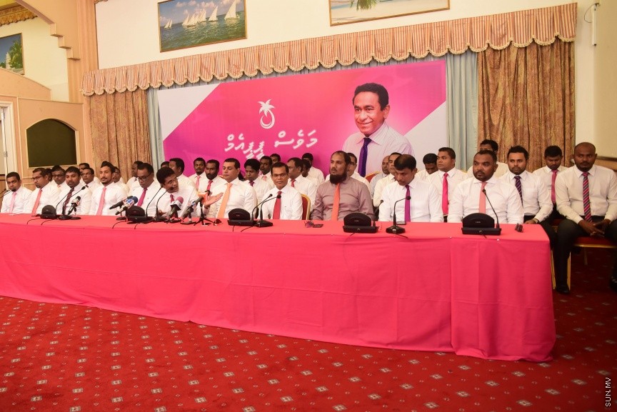 25 މާޗް 2017: މަސީހާ އެކު ޕީޕީއެމް އެމްޑީއޭ، ޕީޖީ މެމްބަރުން:  މަޖިލީހުގެ ރައީސް އަބްދުﷲ މަސީހްގެ އިތުބާރުނެތް ކަމުގެ ވޯޓް ނަގަން އުޅޭތީ ސާޅީސް އެއް މެމްބަރުންނާއެކު ޕީޕީއެމް އެމްޑީއޭ ކޯލިޝަނުން ބޭއްވި ނޫސްވެރިންގެ ބައްދަލުވުމުގެ ތެރެއިން---ސަން ފޮޓޯ/ މުހައްމަދު އަފްރާހް