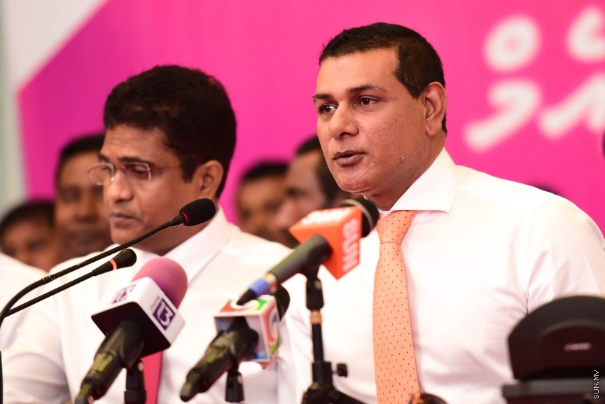 25 މާޗް 2017: މަސީހާ އެކު ޕީޕީއެމް އެމްޑީއޭ، ޕީޖީ މެމްބަރުން:  މަޖިލީހުގެ ރައީސް އަބްދުﷲ މަސީހްގެ އިތުބާރުނެތް ކަމުގެ ވޯޓް ނަގަން އުޅޭތީ ސާޅީސް އެއް މެމްބަރުންނާއެކު ޕީޕީއެމް އެމްޑީއޭ ކޯލިޝަނުން ބޭއްވި ނޫސްވެރިންގެ ބައްދަލުވުމުގެ ތެރެއިން---ސަން ފޮޓޯ/ މުހައްމަދު އަފްރާހް