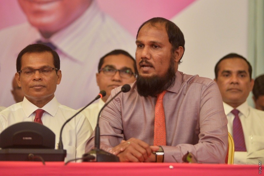 25 މާޗް 2017: މަސީހާ އެކު ޕީޕީއެމް އެމްޑީއޭ، ޕީޖީ މެމްބަރުން:  މަޖިލީހުގެ ރައީސް އަބްދުﷲ މަސީހްގެ އިތުބާރުނެތް ކަމުގެ ވޯޓް ނަގަން އުޅޭތީ ސާޅީސް އެއް މެމްބަރުންނާއެކު ޕީޕީއެމް އެމްޑީއޭ ކޯލިޝަނުން ބޭއްވި ނޫސްވެރިންގެ ބައްދަލުވުމުގެ ތެރެއިން---ސަން ފޮޓޯ/ މުހައްމަދު އަފްރާހް