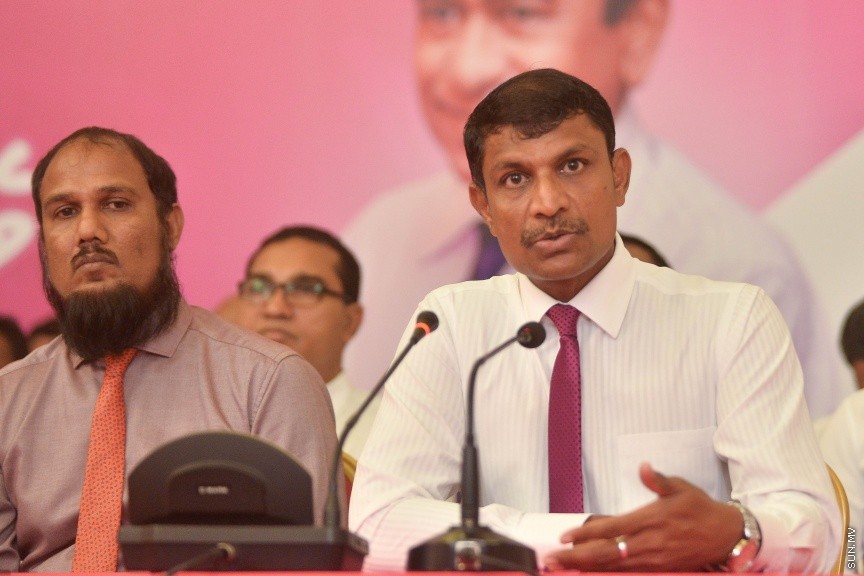 25 މާޗް 2017: މަސީހާ އެކު ޕީޕީއެމް އެމްޑީއޭ، ޕީޖީ މެމްބަރުން:  މަޖިލީހުގެ ރައީސް އަބްދުﷲ މަސީހްގެ އިތުބާރުނެތް ކަމުގެ ވޯޓް ނަގަން އުޅޭތީ ސާޅީސް އެއް މެމްބަރުންނާއެކު ޕީޕީއެމް އެމްޑީއޭ ކޯލިޝަނުން ބޭއްވި ނޫސްވެރިންގެ ބައްދަލުވުމުގެ ތެރެއިން---ސަން ފޮޓޯ/ މުހައްމަދު އަފްރާހް
