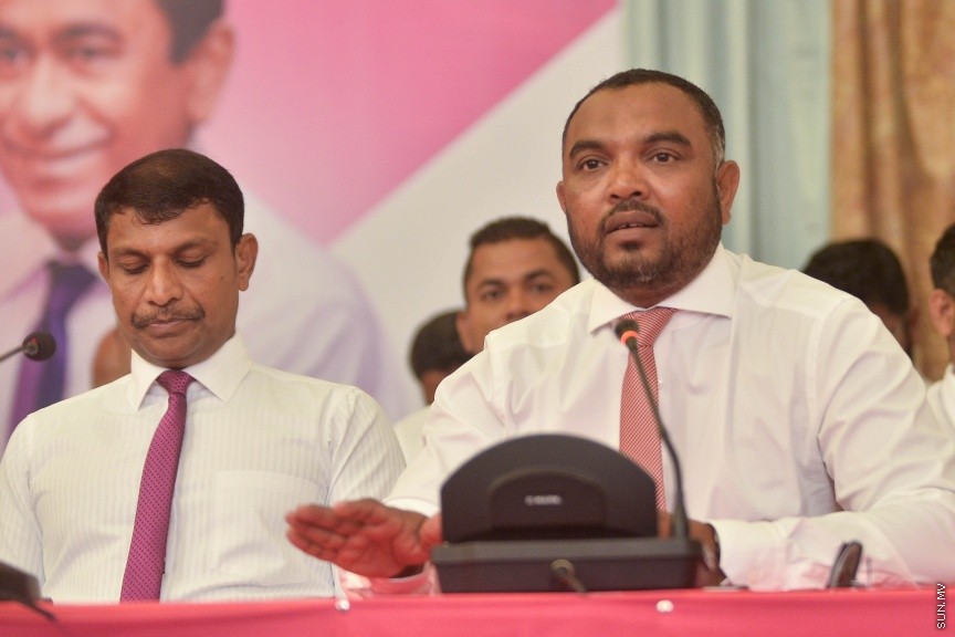 25 މާޗް 2017: މަސީހާ އެކު ޕީޕީއެމް އެމްޑީއޭ، ޕީޖީ މެމްބަރުން:  މަޖިލީހުގެ ރައީސް އަބްދުﷲ މަސީހްގެ އިތުބާރުނެތް ކަމުގެ ވޯޓް ނަގަން އުޅޭތީ ސާޅީސް އެއް މެމްބަރުންނާއެކު ޕީޕީއެމް އެމްޑީއޭ ކޯލިޝަނުން ބޭއްވި ނޫސްވެރިންގެ ބައްދަލުވުމުގެ ތެރެއިން---ސަން ފޮޓޯ/ މުހައްމަދު އަފްރާހް