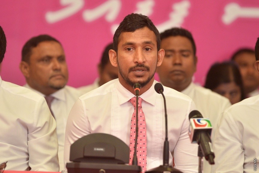 25 މާޗް 2017: މަސީހާ އެކު ޕީޕީއެމް އެމްޑީއޭ، ޕީޖީ މެމްބަރުން:  މަޖިލީހުގެ ރައީސް އަބްދުﷲ މަސީހްގެ އިތުބާރުނެތް ކަމުގެ ވޯޓް ނަގަން އުޅޭތީ ސާޅީސް އެއް މެމްބަރުންނާއެކު ޕީޕީއެމް އެމްޑީއޭ ކޯލިޝަނުން ބޭއްވި ނޫސްވެރިންގެ ބައްދަލުވުމުގެ ތެރެއިން---ސަން ފޮޓޯ/ މުހައްމަދު އަފްރާހް
