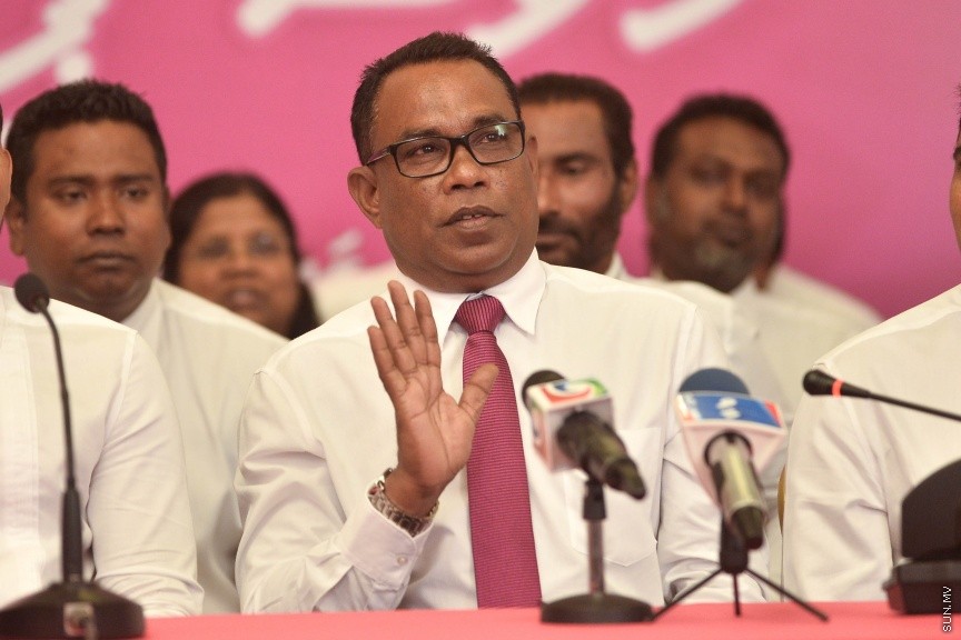 25 މާޗް 2017: މަސީހާ އެކު ޕީޕީއެމް އެމްޑީއޭ، ޕީޖީ މެމްބަރުން:  މަޖިލީހުގެ ރައީސް އަބްދުﷲ މަސީހްގެ އިތުބާރުނެތް ކަމުގެ ވޯޓް ނަގަން އުޅޭތީ ސާޅީސް އެއް މެމްބަރުންނާއެކު ޕީޕީއެމް އެމްޑީއޭ ކޯލިޝަނުން ބޭއްވި ނޫސްވެރިންގެ ބައްދަލުވުމުގެ ތެރެއިން---ސަން ފޮޓޯ/ މުހައްމަދު އަފްރާހް