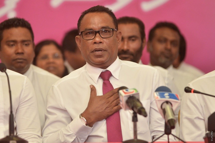 25 މާޗް 2017: މަސީހާ އެކު ޕީޕީއެމް އެމްޑީއޭ، ޕީޖީ މެމްބަރުން:  މަޖިލީހުގެ ރައީސް އަބްދުﷲ މަސީހްގެ އިތުބާރުނެތް ކަމުގެ ވޯޓް ނަގަން އުޅޭތީ ސާޅީސް އެއް މެމްބަރުންނާއެކު ޕީޕީއެމް އެމްޑީއޭ ކޯލިޝަނުން ބޭއްވި ނޫސްވެރިންގެ ބައްދަލުވުމުގެ ތެރެއިން---ސަން ފޮޓޯ/ މުހައްމަދު އަފްރާހް