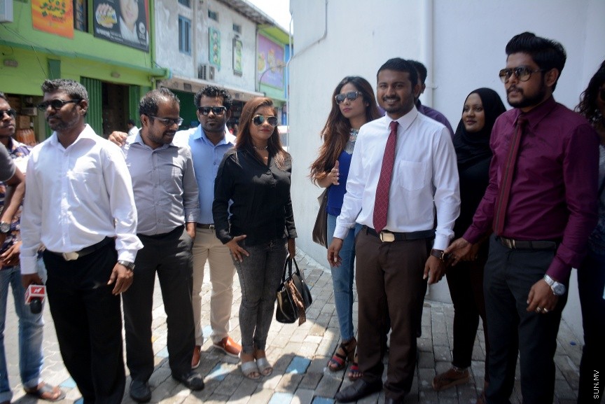 މާޗް 28، 2017: ރާއްޖެ ޓީވީގެ ނޫސްވެރިޔާ މުހައްމަދު ވިސާމްގެ މައްޗަށް ދައުލަތުން ކޮއްފައިވާ ދައުވާއަށް ހުކުންކުރުން: ކޯޓުން ވަނީ ދައުވާ ސާބިތުނުވާކަމަށް ހުކުން ކޮއްފައި -- ސަން ފޮޓޯ/ ފަޔާޒު މޫސާ
