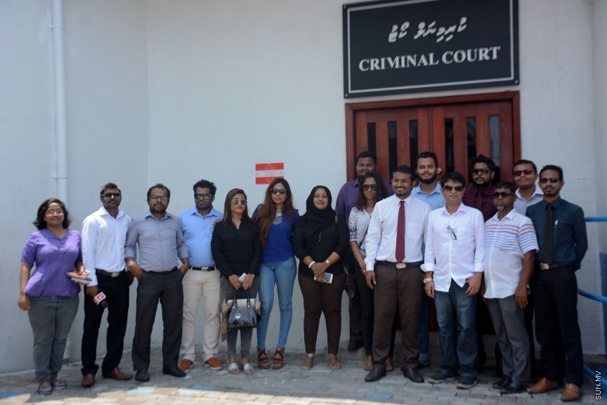 މާޗް 28، 2017: ރާއްޖެ ޓީވީގެ ނޫސްވެރިޔާ މުހައްމަދު ވިސާމްގެ މައްޗަށް ދައުލަތުން ކޮއްފައިވާ ދައުވާއަށް ހުކުންކުރުން: ކޯޓުން ވަނީ ދައުވާ ސާބިތުނުވާކަމަށް ހުކުން ކޮއްފައި -- ސަން ފޮޓޯ/ ފަޔާޒު މޫސާ
