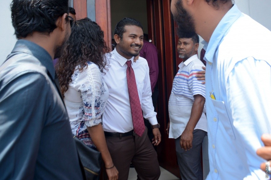 މާޗް 28، 2017: ރާއްޖެ ޓީވީގެ ނޫސްވެރިޔާ މުހައްމަދު ވިސާމްގެ މައްޗަށް ދައުލަތުން ކޮއްފައިވާ ދައުވާއަށް ހުކުންކުރުން: ކޯޓުން ވަނީ ދައުވާ ސާބިތުނުވާކަމަށް ހުކުން ކޮއްފައި -- ސަން ފޮޓޯ/ ފަޔާޒު މޫސާ