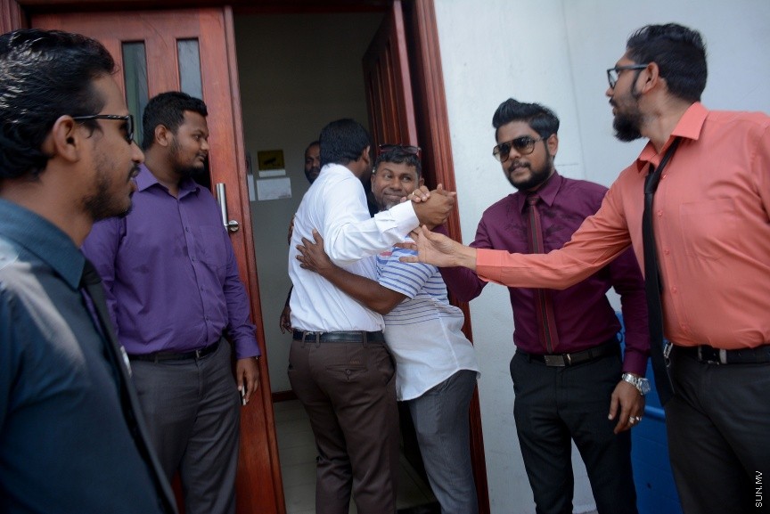މާޗް 28، 2017: ރާއްޖެ ޓީވީގެ ނޫސްވެރިޔާ މުހައްމަދު ވިސާމްގެ މައްޗަށް ދައުލަތުން ކޮއްފައިވާ ދައުވާއަށް ހުކުންކުރުން: ކޯޓުން ވަނީ ދައުވާ ސާބިތުނުވާކަމަށް ހުކުން ކޮއްފައި -- ސަން ފޮޓޯ/ ފަޔާޒު މޫސާ