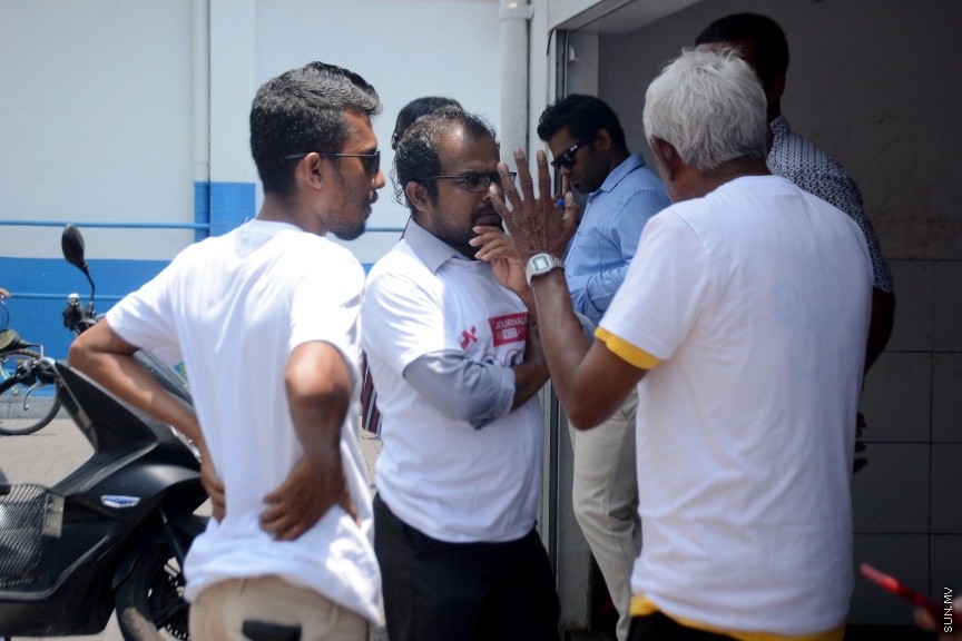 މާޗް 28، 2017: ރާއްޖެ ޓީވީގެ ނޫސްވެރިޔާ މުހައްމަދު ވިސާމްގެ މައްޗަށް ދައުލަތުން ކޮއްފައިވާ ދައުވާއަށް ހުކުންކުރުން: ކޯޓުން ވަނީ ދައުވާ ސާބިތުނުވާކަމަށް ހުކުން ކޮއްފައި -- ސަން ފޮޓޯ/ ފަޔާޒު މޫސާ