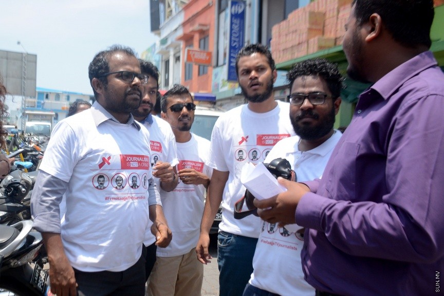 މާޗް 28، 2017: ރާއްޖެ ޓީވީގެ ނޫސްވެރިޔާ މުހައްމަދު ވިސާމްގެ މައްޗަށް ދައުލަތުން ކޮއްފައިވާ ދައުވާއަށް ހުކުންކުރުން: ކޯޓުން ވަނީ ދައުވާ ސާބިތުނުވާކަމަށް ހުކުން ކޮއްފައި -- ސަން ފޮޓޯ/ ފަޔާޒު މޫސާ
